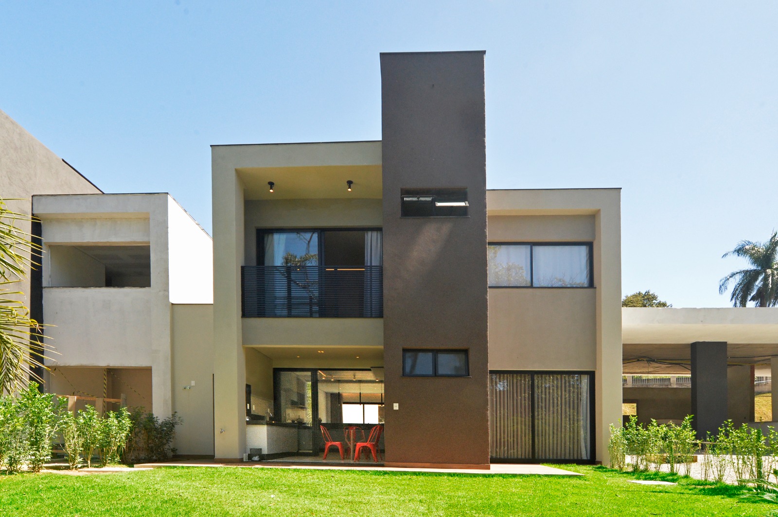 Vista posterior das casas com mata preservada ao fundo